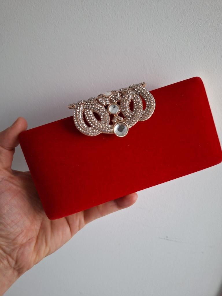 Rood fluwelen avondtasje met strass sluiting, Sieraden, Tassen en Uiterlijk, Tassen | Damestassen, Ophalen of Verzenden, Zo goed als nieuw