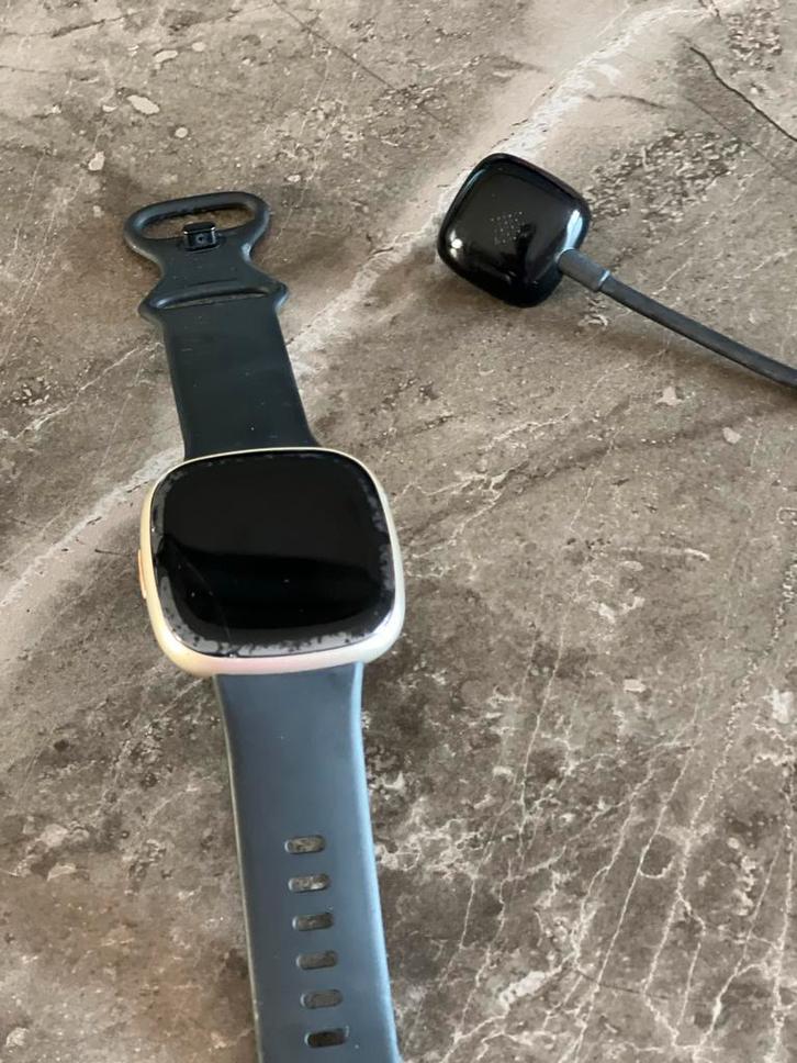 Fitbit Sense 2 - Goed werkende smartwatch met lichte schade, Sieraden, Tassen en Uiterlijk, Smartwatches, Gebruikt, Android, Zwart