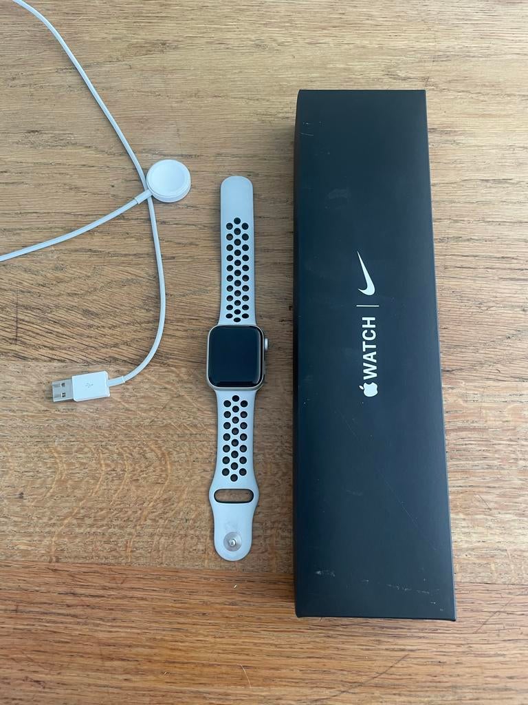 Apple Watch SE (1e generatie) 40mm Zilver met Nike Sportband, IOS, Ophalen of Verzenden, Waterdicht, Zilver