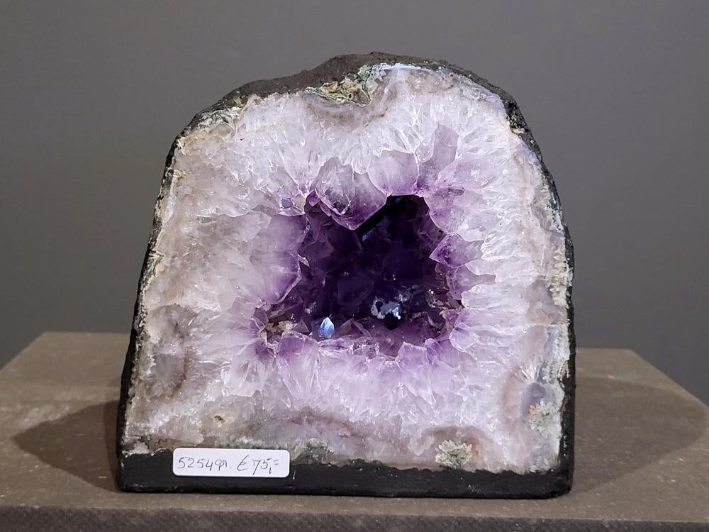 Amethist, Geode met standvlak, 5,3 kg, 55,- euro bij Arnold., Ophalen of Verzenden, Mineraal