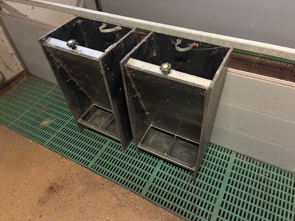 Ruwvoer bakken biggenstal, Dieren en Toebehoren, Schapen, Geiten en Varkens, Meerdere dieren, Geit