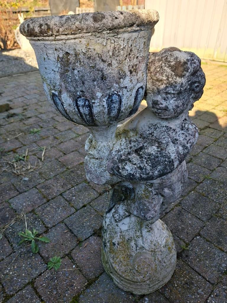 Antieke betonnen tuinvaas met cherubijn - 75cm hoog, Ophalen