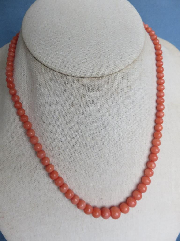 Antiek hals snoer in licht koraal met 14 karaat goud slotje, Sieraden, Tassen en Uiterlijk, Antieke sieraden, Ophalen of Verzenden