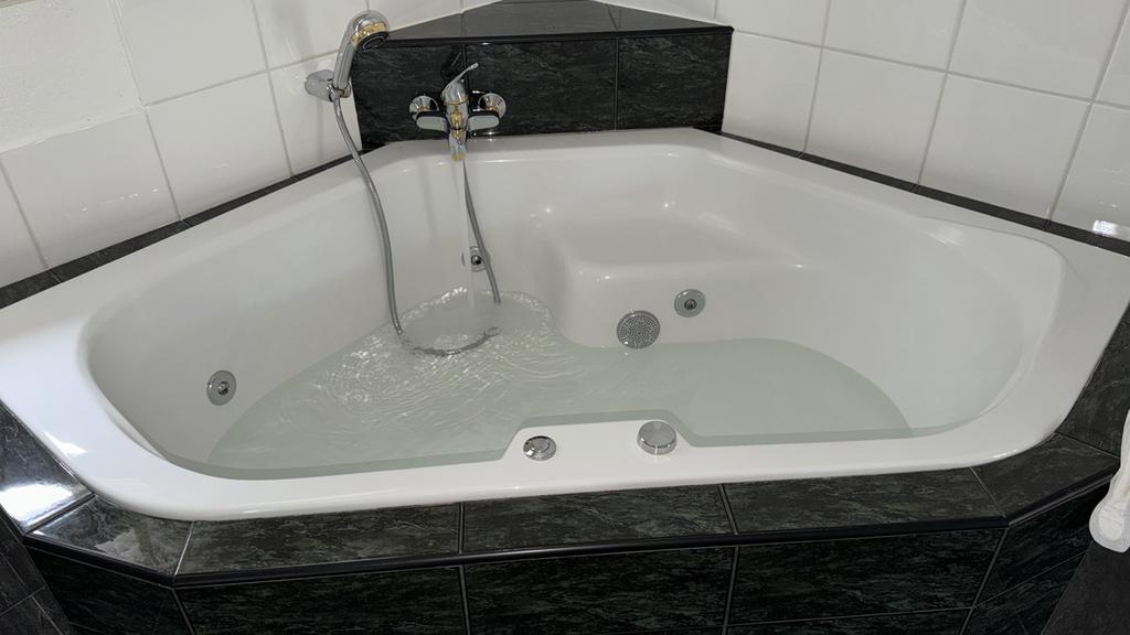 Hoekbad met bubbels, Ophalen of Verzenden, Gebruikt, Met bad