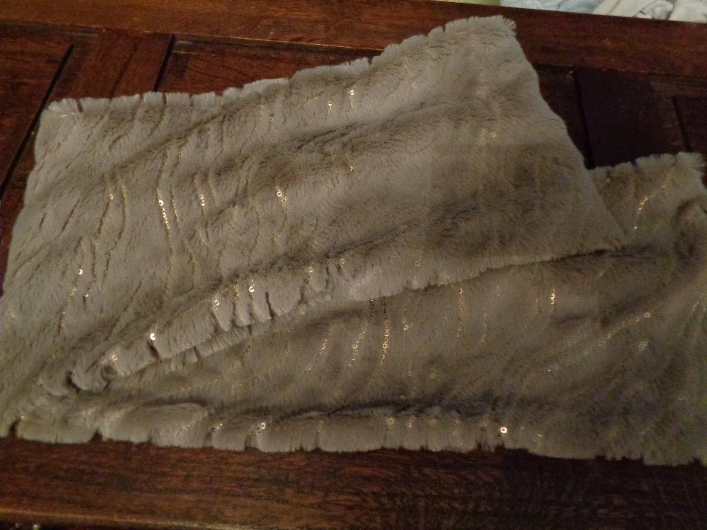 fluffy sjaal met glitter, Kleding | Dames, Ophalen of Verzenden, Nieuw, Maat 46/48 (XL) of groter, Sjaal