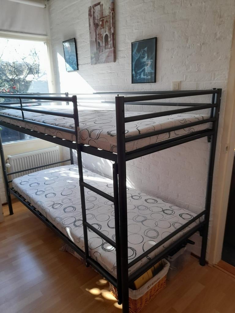 Stevig metalen stapelbed met matrassen, Kinderen en Baby's, Kinderkamer | Stapelbedden en Hoogslapers, Ophalen of Verzenden, Gebruikt