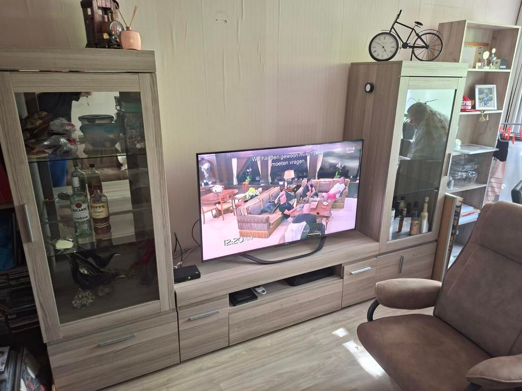 TV wandmeubel met vitrine kasten zeer nette staat!, Met deur(en), Ophalen of Verzenden, Zo goed als nieuw, Minder dan 150 cm