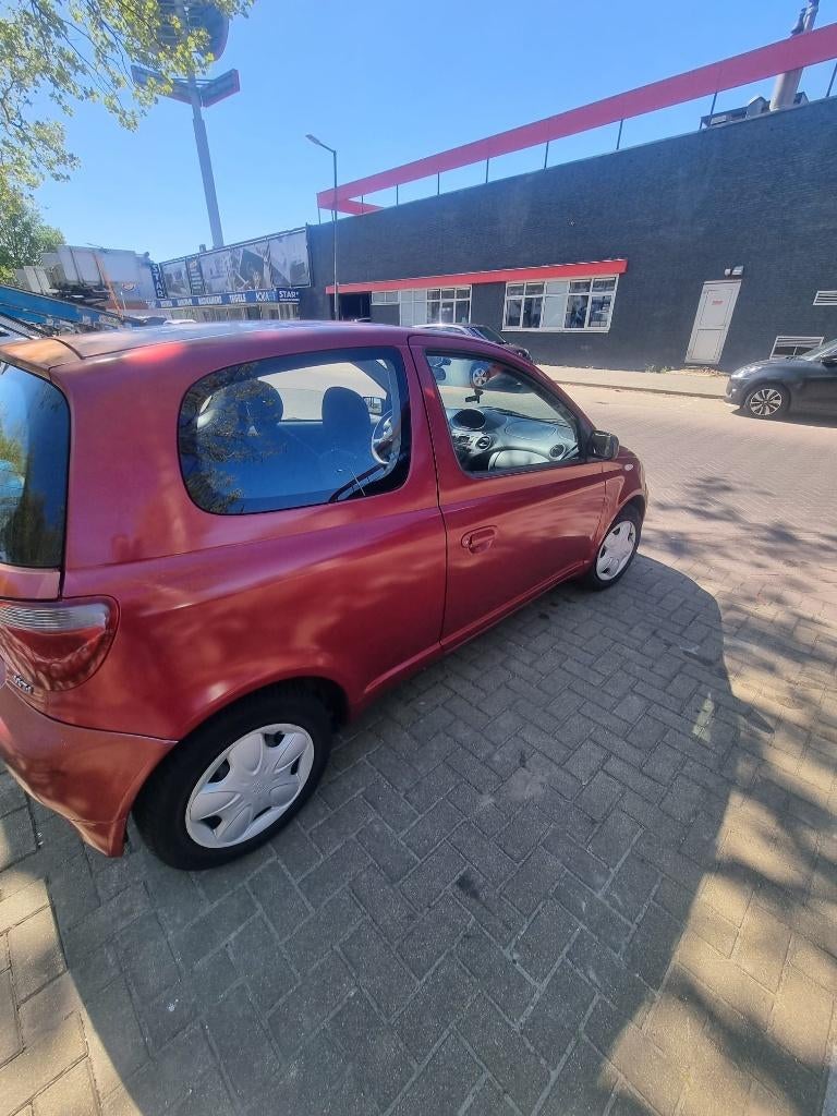 Toyota Yaris 1.3 16V 3DR Linea SOL 2001 Rood, Auto's, Toyota, Voorwielaandrijving, 1299 cc, 31 €/maand, 4 cilinders