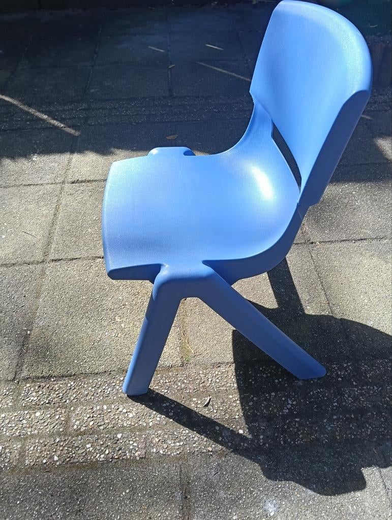 Blauwe kunststof stoel met lichte gebruikssporen, Huis en Inrichting, Stoelen, Ophalen, Kunststof, Gebruikt, Blauw