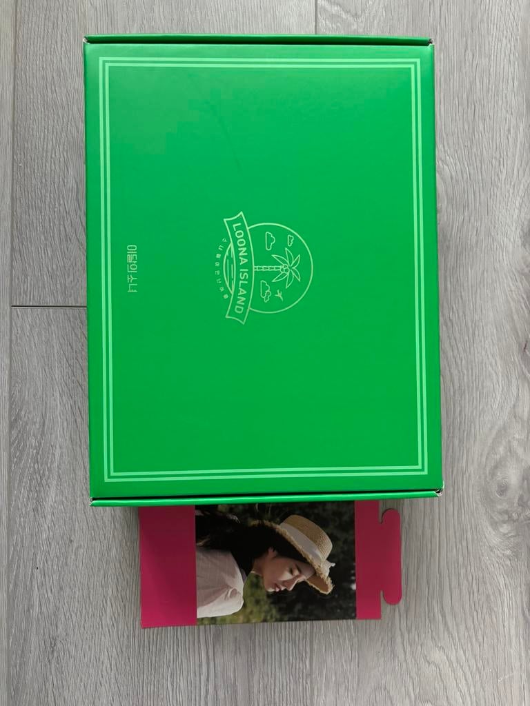 loona island photobook photoboek + heejin standee kpop, Ophalen of Verzenden, Zo goed als nieuw, Foto of Kaart