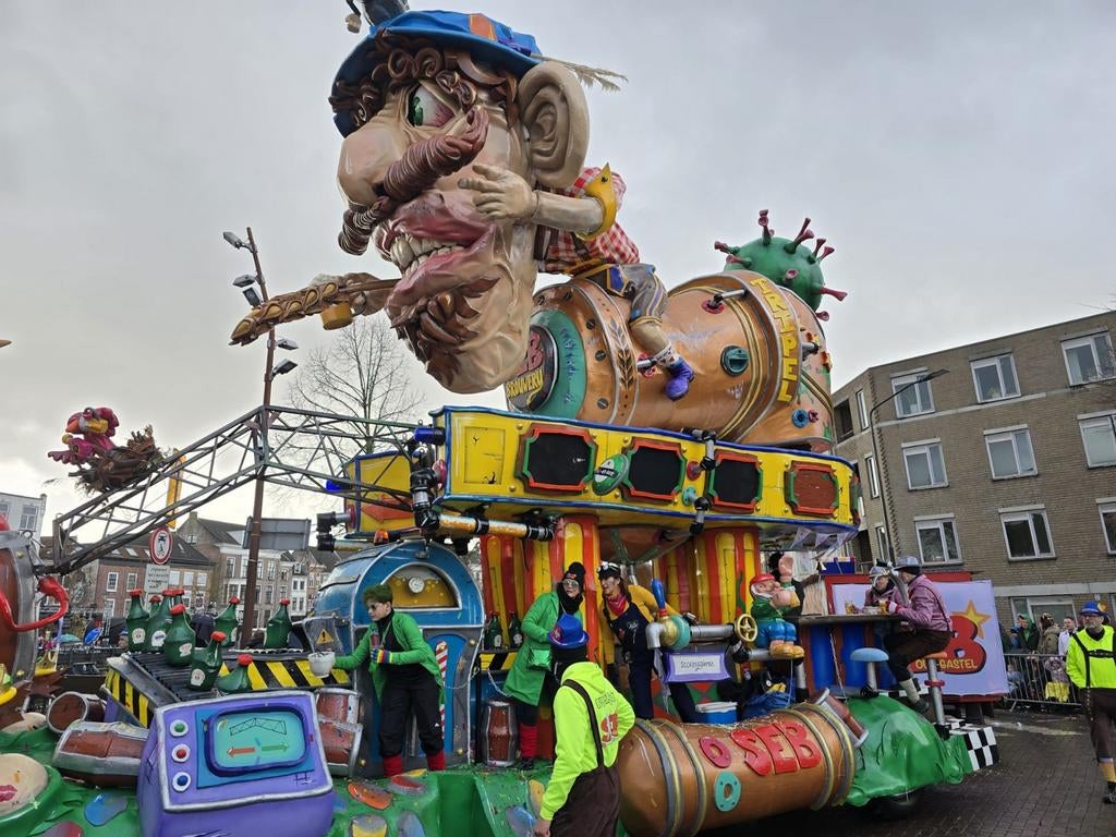 Grote pop op bierton carnavalswagen, Hobby en Vrije tijd, Feestartikelen, Ophalen, Carnaval