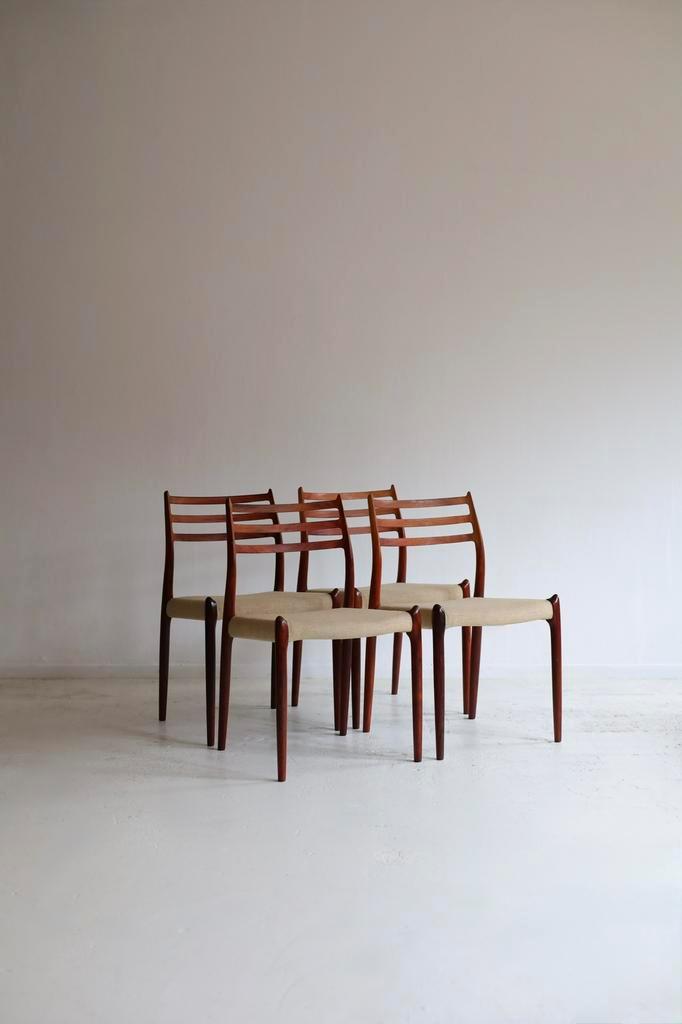 Set van 4 eetkamerstoelen model 78, Niels Otto Møller, Huis en Inrichting, Stoelen, Zo goed als nieuw, Vier, Hout, Stof, Grijs