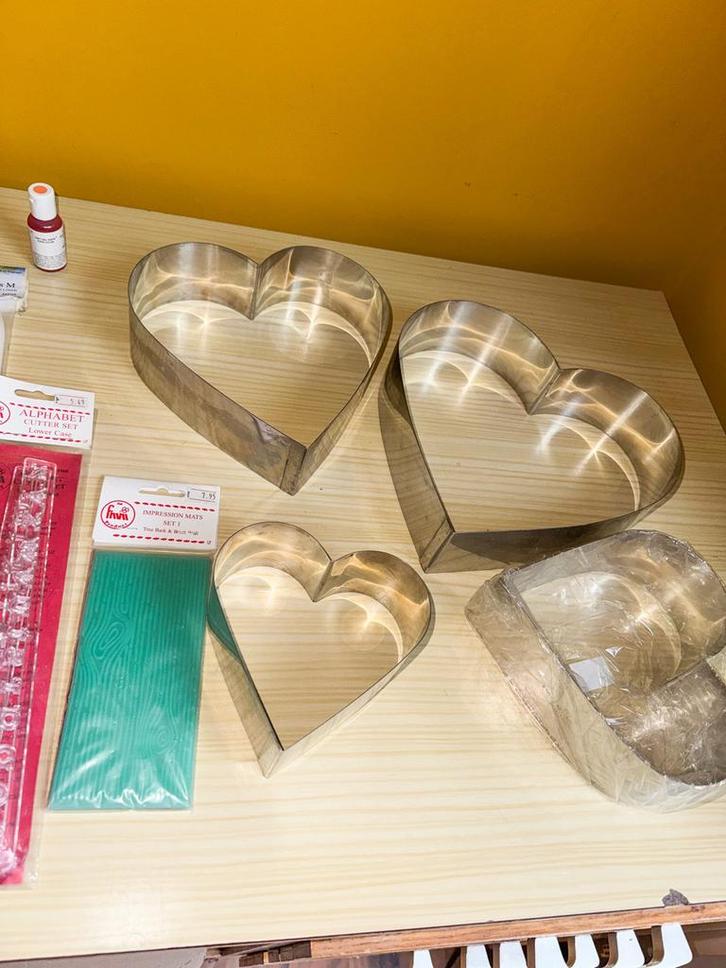 Doos vol bakspullen: taart- en decoratiemateriaal, Hobby en Vrije tijd, Taarten en Cupcakes maken, Gebruikt, Bakvorm, Taarten of Cupcakes