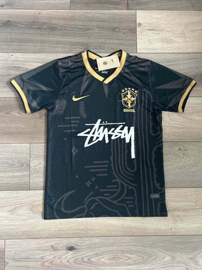 Brazil Stussy Concept Shirt Zwart/Goud – Maat M, Sport en Fitness, Voetbal, Maat M, Ophalen of Verzenden, Zo goed als nieuw, Shirt