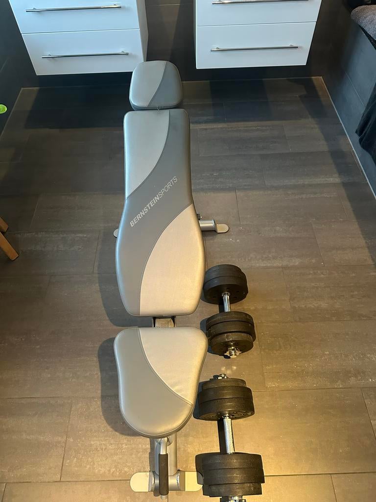 Trainingsbankje met dumbells (15 kilo)  in goede staat, Sport en Fitness, Fitnessmaterialen, Ophalen of Verzenden, Zo goed als nieuw