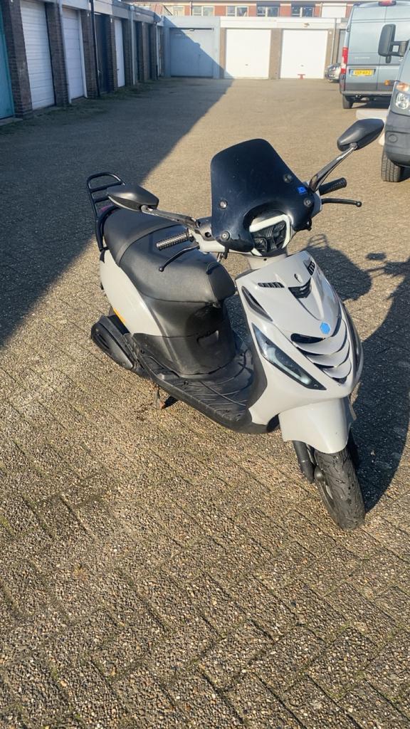 Zip 100cc 4t, Fietsen en Brommers, Scooters | Piaggio, Zo goed als nieuw, Zip, Benzine, Ophalen