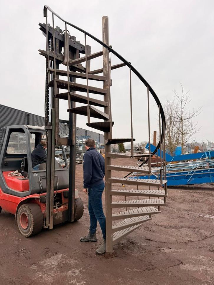 Stalen wenteltrap bordestrap steektrap trap trappen, Doe-het-zelf en Verbouw, Ladders en Trappen, Zo goed als nieuw, 2 tot 4 meter