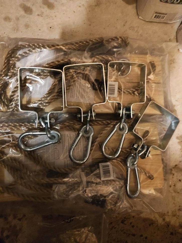 Gloednieuw: 2 schommelzitjes incl touwen en schommelhaken, Kinderen en Baby's, Speelgoed | Buiten | Springkussens, Nieuw, Ophalen of Verzenden