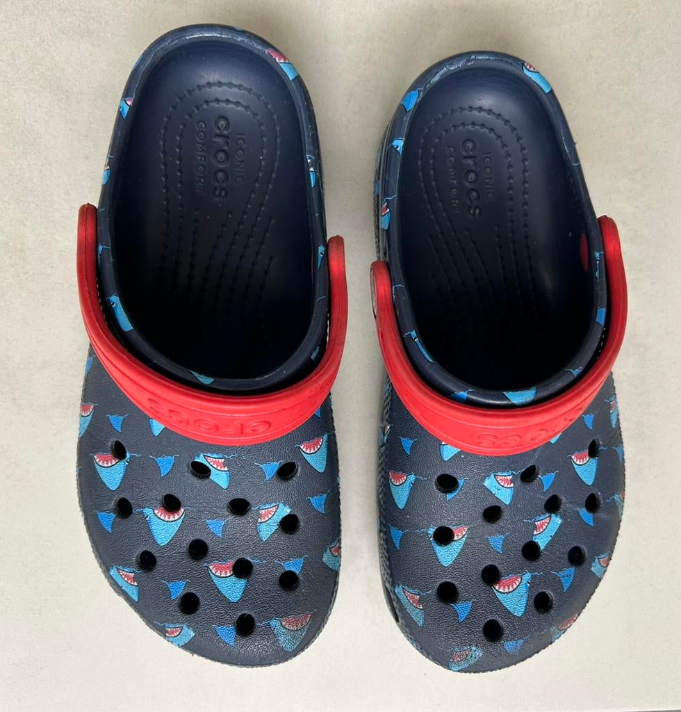 Crocs met haaienprint maat 31/32 blauw/rood, Kinderen en Baby's, Kinderkleding | Schoenen en Sokken, Ophalen, Jongen of Meisje