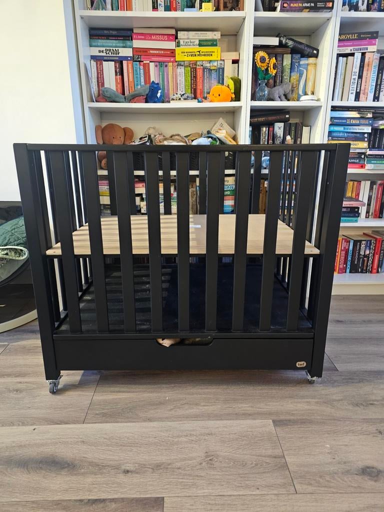 TWF Box Sam met lade zwart, gebruikt. Wieltjes eronder gezet, Kinderen en Baby's, Boxen, Ophalen, Gebruikt, Vierkant, In hoogte verstelbaar