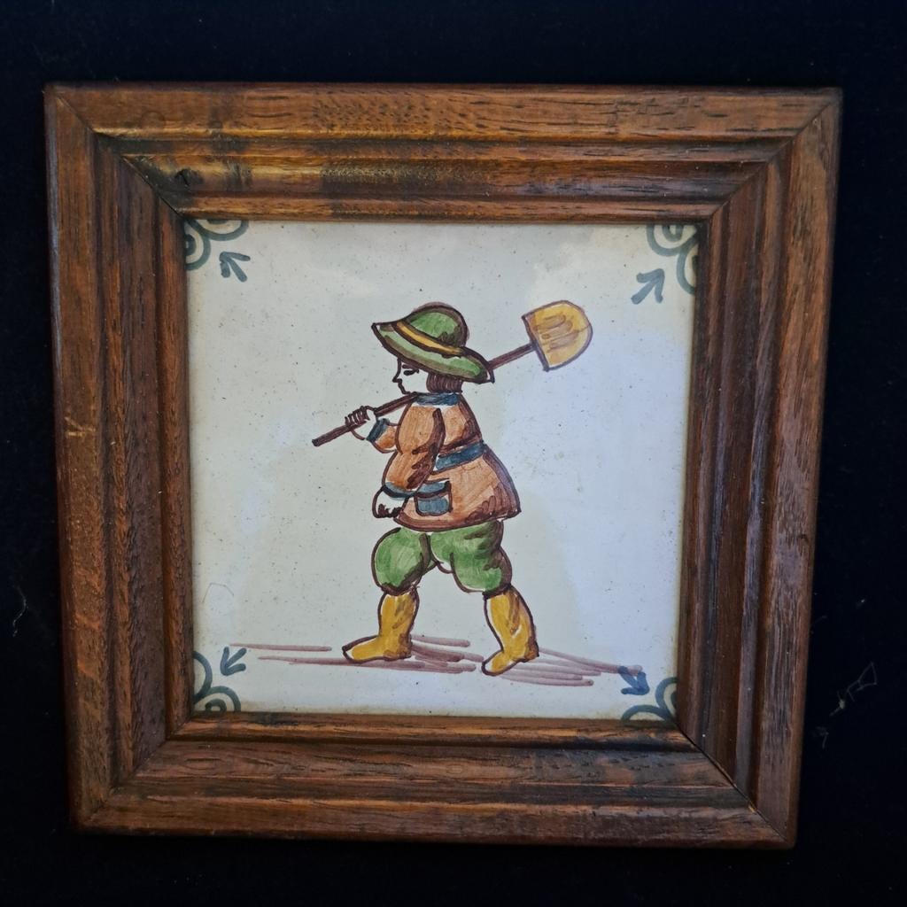 Vintage Tegeltableau met Werkman en Schop in Houten Lijst, Antiek en Kunst, Ophalen of Verzenden