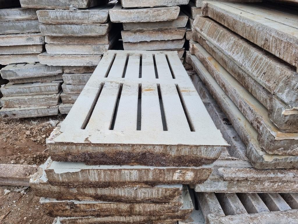 Grote partij massieve gecoate beton roosters 1.30x0.60, 30 cm of meer, Gebruikt, Steen of Klei, 50 tot 150 cm