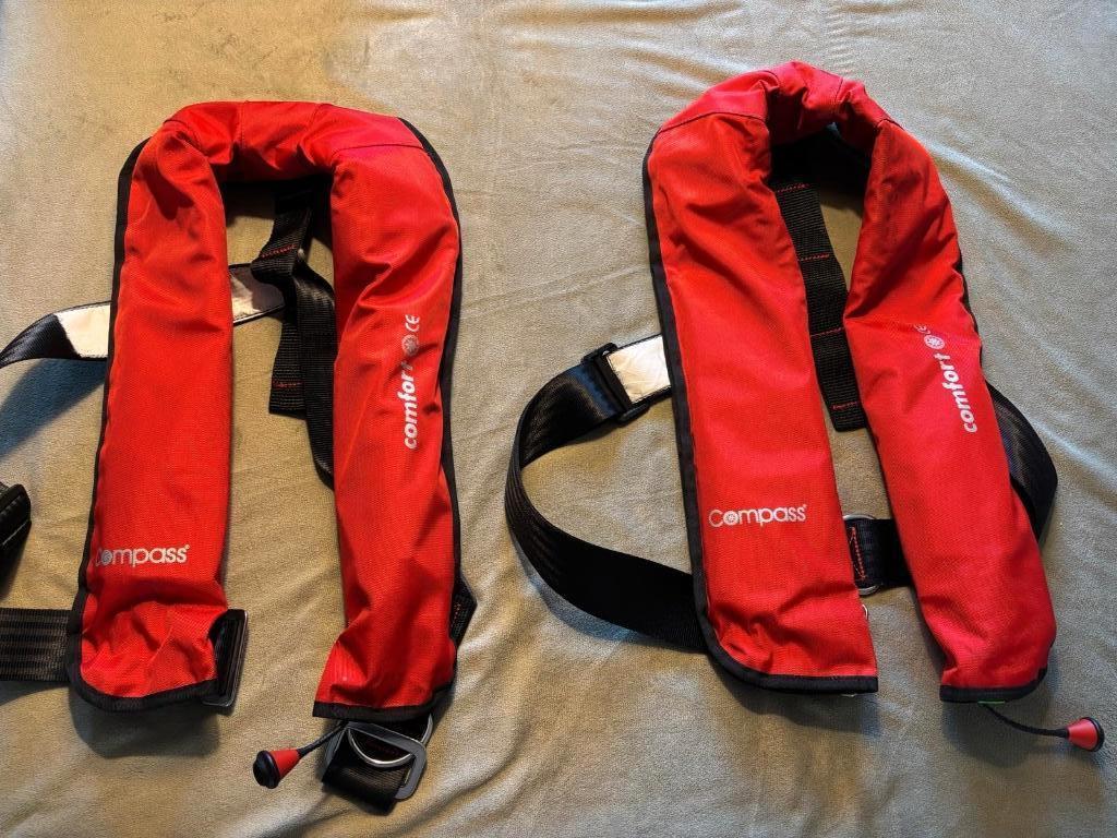 Reddingsvesten (2) rood, 150N, Watersport en Boten, Watersportkleding, Gebruikt, Compass, Ophalen of Verzenden, Dame of Heer