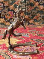 Mooi oud beeldje uit Engeland van paard op hoefijzer 13,8 cm, Antiek en Kunst, Antiek | Koper en Brons, Ophalen of Verzenden, Brons