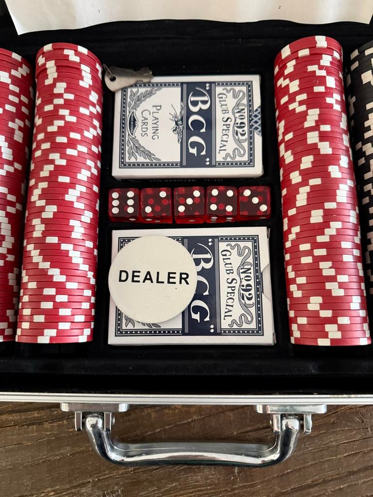 Pokerset in metalen koffer met fiches, kaarten en dobbelsten, Drie of vier spelers, Ophalen of Verzenden, Gebruikt, Reisspel