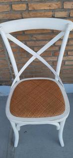 Brocante bistrostoel witte stoel met rotan zitting, Huis en Inrichting, Stoelen, Ophalen, Gebruikt, Landelijk brocante, Wit