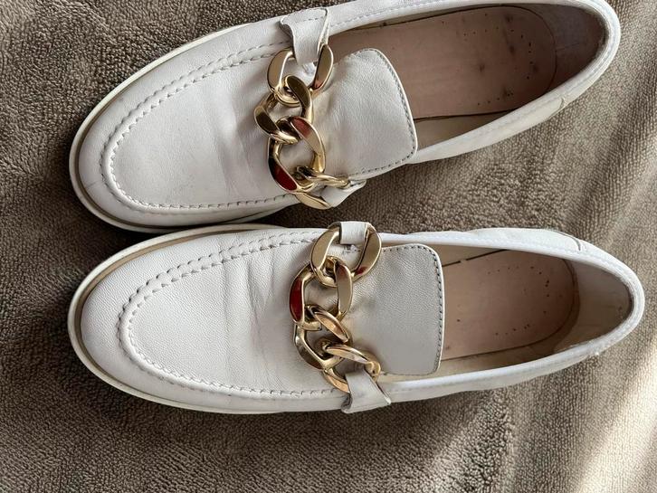 Beige Instappers met Gouden Ketting -Stijlvol maat 38, Kleding | Dames, Schoenen, Zo goed als nieuw, Instappers, Beige, Ophalen of Verzenden