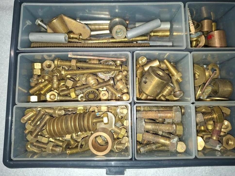 Bakje vol messing boutjes, moeren en diverse onderdelen, Ophalen of Verzenden, Gebruikt