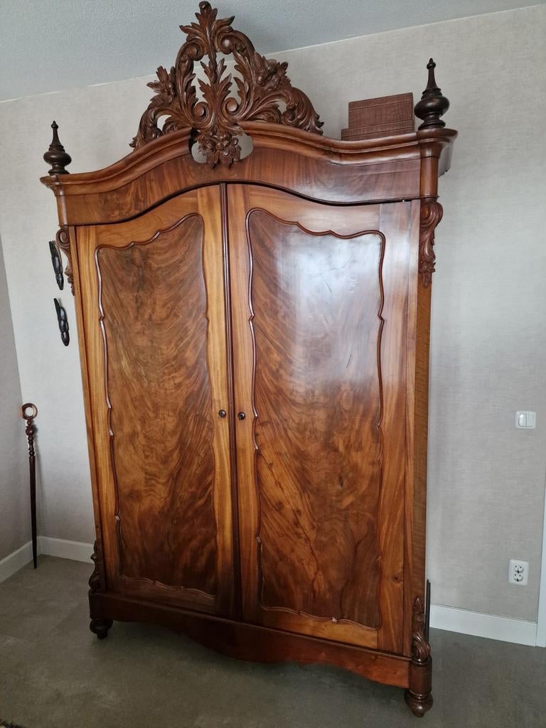 Antieke koof kast, Ophalen