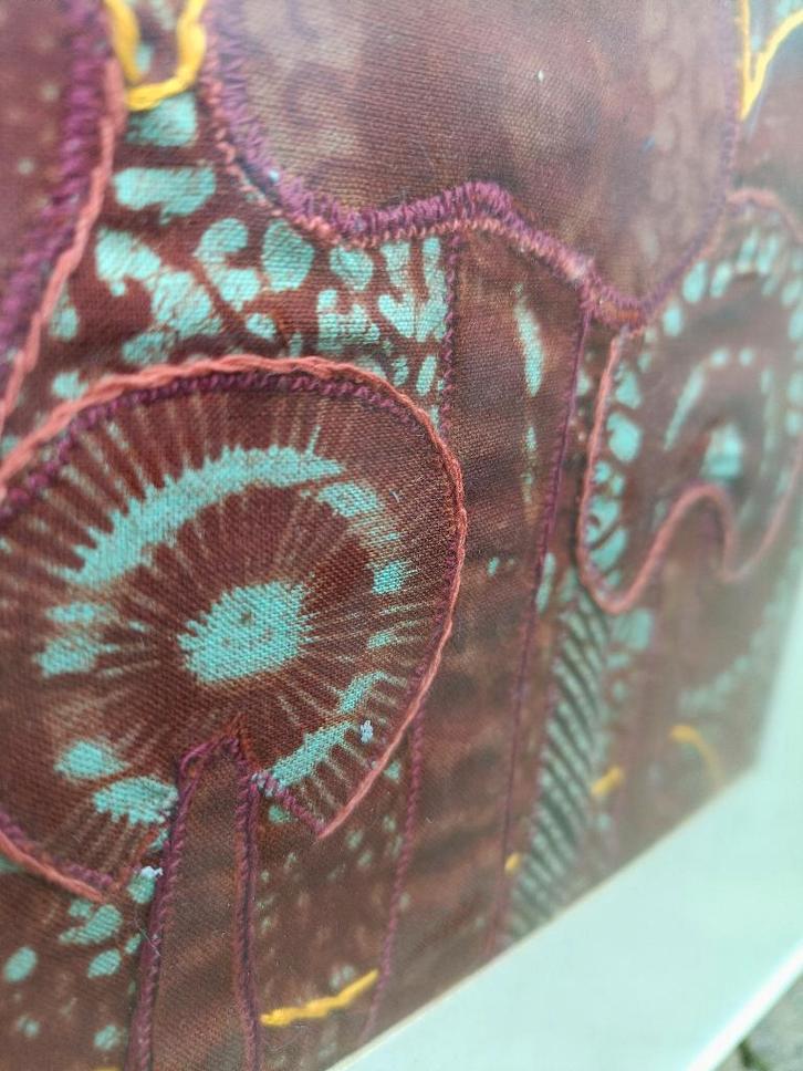 Schilderij textiele werkvormen batik stof borduur 35x28 cm, Huis en Inrichting, Woonaccessoires | Wanddecoraties, Zo goed als nieuw