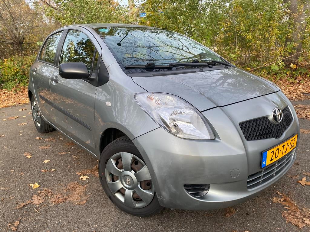 Toyota Yaris 1.0 12V Vvt-i 5DR Terra 2006 Grijs, Auto's, Voorwielaandrijving, 527 kg, 40 €/maand, 750 kg