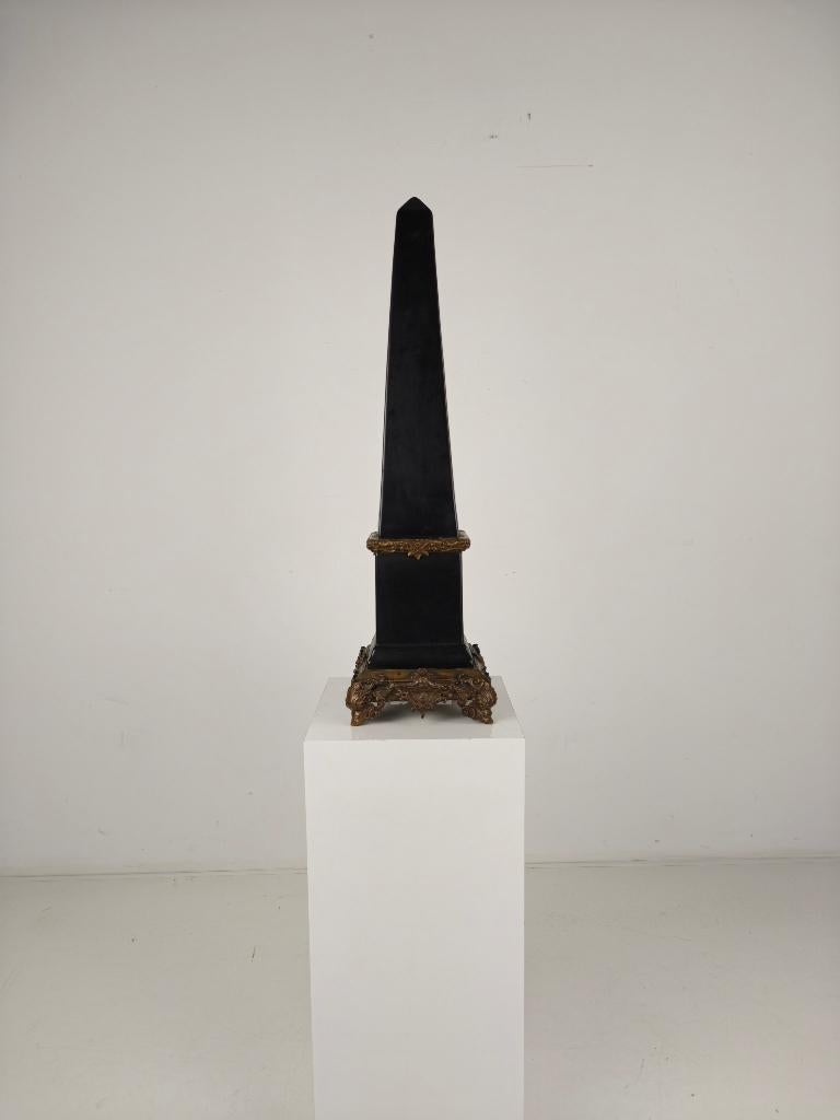 Zwarte Porseleinen Obelisk met Bronzen Ornamenten – 20e Eeuw, Ophalen of Verzenden