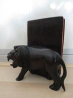 mooi uit hout gesneden leeuw beeld als boekensteun 17/15 cm, Ophalen of Verzenden