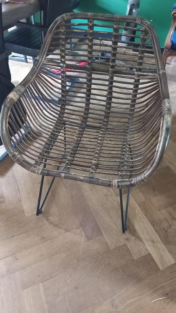 Rotan stoel met metalen poten, Ophalen