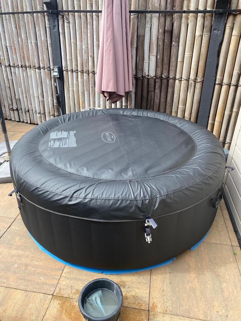 Opblaasbare jacuzzi, Ophalen, Zo goed als nieuw, Afdekzeil, Opblaasbaar