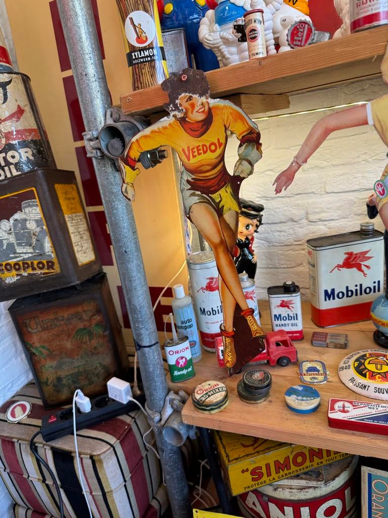 Vintage Veedol  Reclamebord - Jaren '50 Pin-up, Antiek en Kunst, Curiosa en Brocante, Ophalen