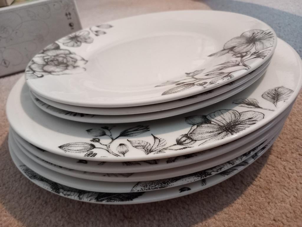 Okyama diner en ontbijt borden zwart wit bloemetjes 5 om 3, Ophalen of Verzenden, Gebruikt, Overige stijlen, Bord(en)