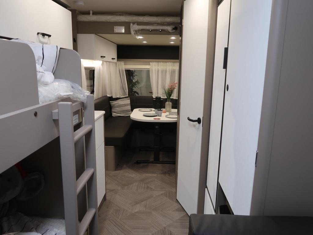 Dethleffs C'Go UP 525 KR CARAVAN MET EXTRA HEFBED, Schokbreker, Treinzit, Meer dan 6, Dwarsbed