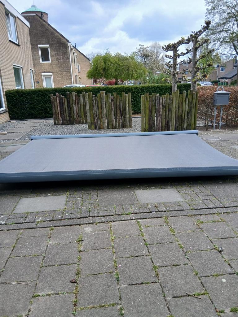 Groot grijs zonnescherm met elektrische knikarm, Tuin en Terras, Zonneschermen, Ophalen, Gebruikt, Elektrisch, 150 tot 300 cm