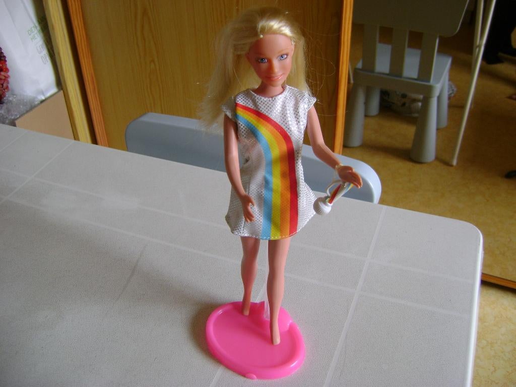 k3 barbie met regenboog jurkje en micrefoon, Kinderen en Baby's, Speelgoed | Poppen, Ophalen of Verzenden, Zo goed als nieuw, Barbie