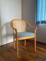 Stijlvolle houten stoel met rotan rugleuning en blauwe zitti, Huis en Inrichting, Stoelen, Twee, Blauw, Ophalen of Verzenden, Zo goed als nieuw