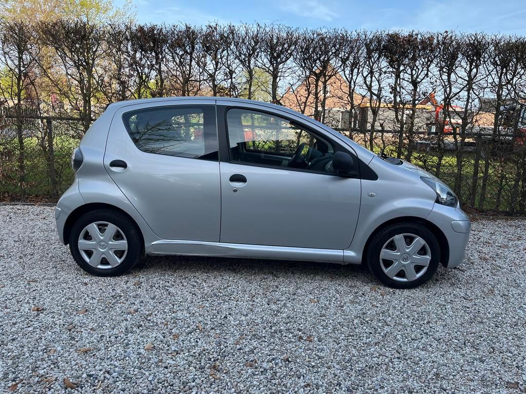 Toyota Aygo 1.0 12V Vvt-i 5DRS 2010 Grijs, Auto's, Voorwielaandrijving, 4 stoelen, 68 pk, Origineel Nederlands