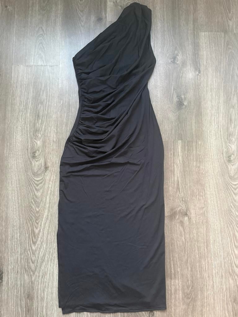 Mooie zwarte one shoulder jurk van Zara, Maat 38/40 (M), Overige typen, Zwart, Ophalen of Verzenden