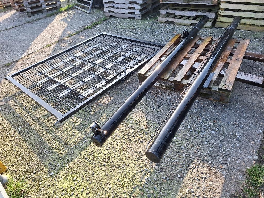 Stalen poort met 2 palen, Ophalen, 150 tot 200 cm, Zo goed als nieuw, Draaipoort