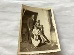 Vintage foto gezin met kip, Foto Lenssen Kerkrade, Gebruikt, Foto, Ophalen of Verzenden, Voor 1940