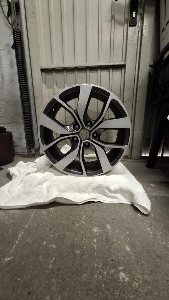 Gebruikte 17" Renault Megane velg - lichte beschadigingen, Auto-onderdelen, Banden en Velgen, Ophalen, Gebruikt, Velg(en), 17 inch
